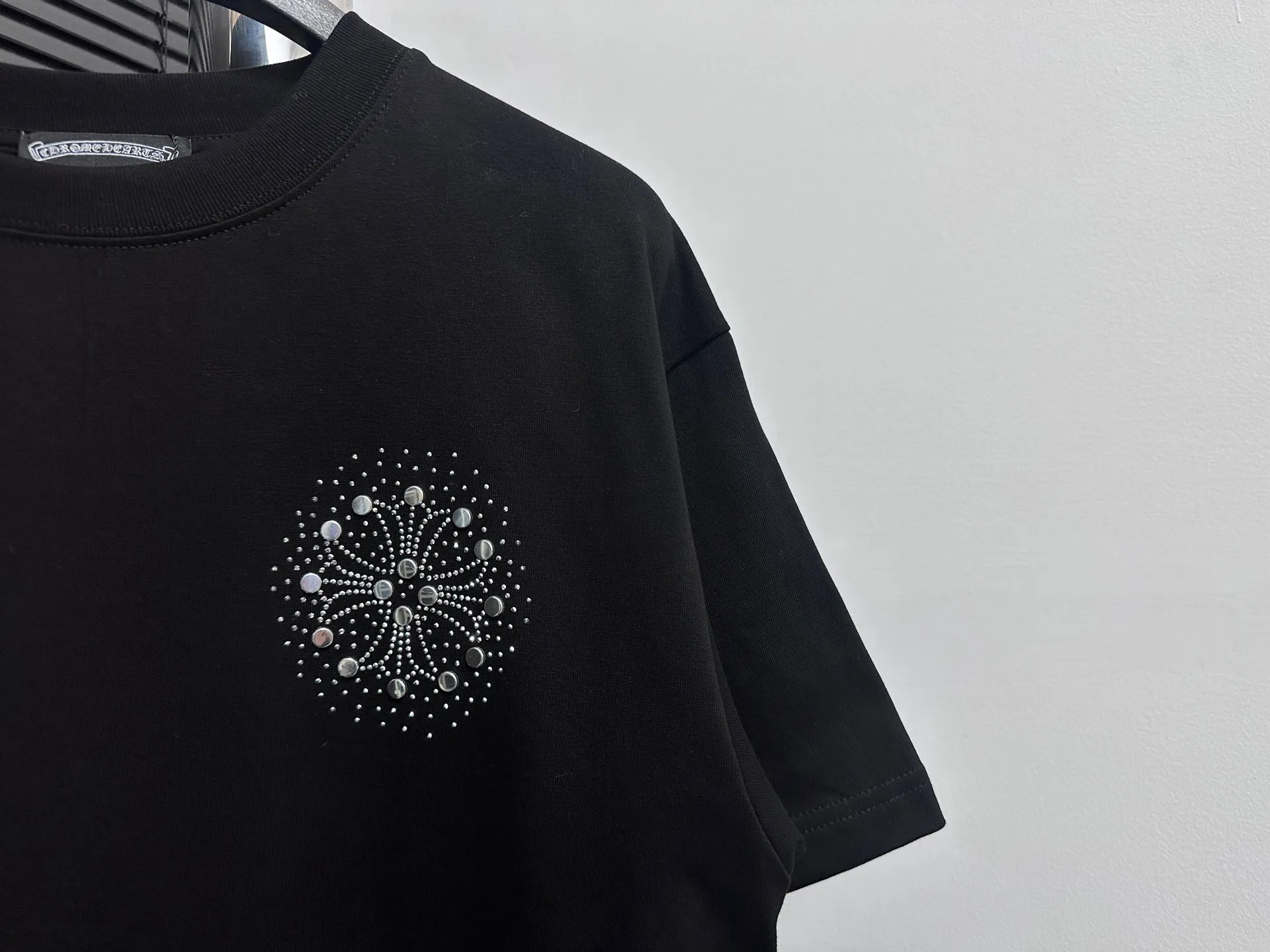 🅿️190 [ChromeHearts] ChromeHearts 25ss round neck T-shirt Original fabric Official same style Short-sleeved T-shirt Customized 260g same vat dyed fabric Very comfortable to the touch Latest brick cabinet synchronization for spring and summer Fashionable and personalized Super versatile and good-looking Very suitable for both men and women A must-have item Tag Collar label Washed wheat Complete with three standards Color: Black White Size: XS-L
